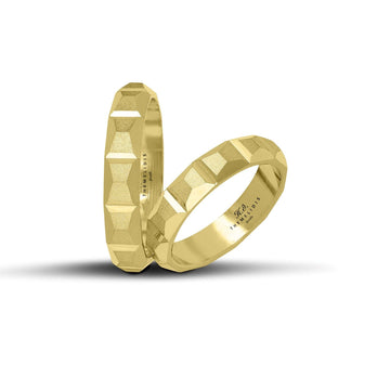 Πρωτότυπες χρυσές βέρες γάμου 4.5 mm με λουστρέ και ματ γωνίες, ιδανικές για ζευγάρια που αγαπούν τη γεωμετρική αρμονία, τη λάμψη του χρυσού και τον τολμηρό, σύγχρονο σχεδιασμό, διαθέσιμες σε 9, 14, 18 ή 22 καράτια.